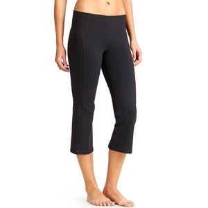 Athleta Black Power Up Capri Leggings